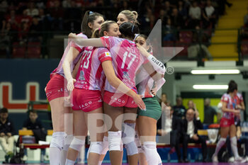 2023-02-04 - Exultation of players of Vero Volley Milano after scoring a set point - VERO VOLLEY MILANO VS BARTOCCINI-FORTINFISSI PERUGIA - SERIE A1 WOMEN - VOLLEYBALL