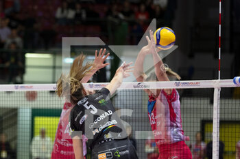 2023-02-04 - Spike of Tessa Polder (Perugia Volley) over the block of Jordan Larson (Vero Volley Milano) - VERO VOLLEY MILANO VS BARTOCCINI-FORTINFISSI PERUGIA - SERIE A1 WOMEN - VOLLEYBALL