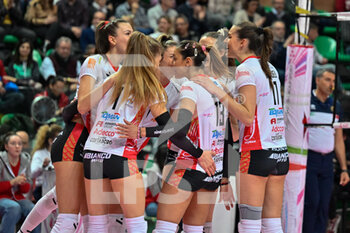 2023-02-05 - team Cuneo celebrates after scoring a point - CUNEO GRANDA VOLLEY VS VOLLEY BERGAMO 1991 - SERIE A1 WOMEN - VOLLEYBALL