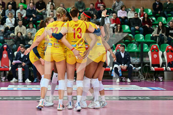 2023-02-05 - team Bergamo celebrates after scoring a point - CUNEO GRANDA VOLLEY VS VOLLEY BERGAMO 1991 - SERIE A1 WOMEN - VOLLEYBALL