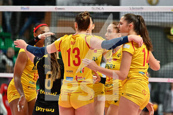 2023-02-05 - team Bergamo celebrates after scoring a point - CUNEO GRANDA VOLLEY VS VOLLEY BERGAMO 1991 - SERIE A1 WOMEN - VOLLEYBALL