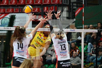 2023-02-05 - Anna Hall (Bosca Cuneo) - Lanier Khalia (Bergamo) - Signorile Noemi (Bosca Cuneo) - CUNEO GRANDA VOLLEY VS VOLLEY BERGAMO 1991 - SERIE A1 WOMEN - VOLLEYBALL