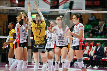 2023-02-05 - team Cuneo celebrates after scoring a point - CUNEO GRANDA VOLLEY VS VOLLEY BERGAMO 1991 - SERIE A1 WOMEN - VOLLEYBALL