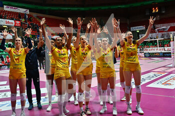 2023-02-05 - team Bergamo celebrates after scoring a match - CUNEO GRANDA VOLLEY VS VOLLEY BERGAMO 1991 - SERIE A1 WOMEN - VOLLEYBALL