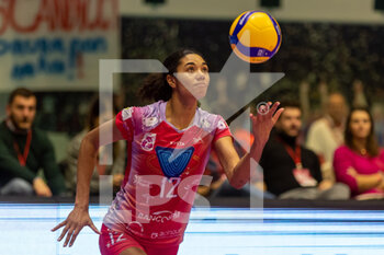 2023-02-26 - Jordan Thompson (Vero Volley Milano) at service - VERO VOLLEY MILANO VS SAVINO DEL BENE SCANDICCI - SERIE A1 WOMEN - VOLLEYBALL