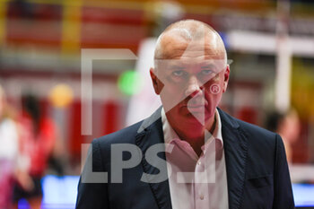 08/03/2023 - Massimo Barbolini Head Coach of Savino del Bene Scandicci looks on during Volley Serie A women 2022/23 volleyball match between UYBA Unet E-Work Busto Arsizio and Savino del Bene Scandicci at E-Work Arena, Busto Arsizio, Italy on March 08, 2023 - E-WORK BUSTO ARSIZIO VS SAVINO DEL BENE SCANDICCI - SERIE A1 FEMMINILE - VOLLEY