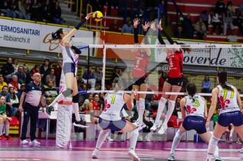08/03/2023 - Zhu Ting #4 of Savino del Bene Scandicci in action during Volley Serie A women 2022/23 volleyball match between UYBA Unet E-Work Busto Arsizio and Savino del Bene Scandicci at E-Work Arena, Busto Arsizio, Italy on March 08, 2023 - E-WORK BUSTO ARSIZIO VS SAVINO DEL BENE SCANDICCI - SERIE A1 FEMMINILE - VOLLEY