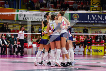 08/03/2023 - Savino del Bene Scandicci players celebrates with her teammates during Volley Serie A women 2022/23 volleyball match between UYBA Unet E-Work Busto Arsizio and Savino del Bene Scandicci at E-Work Arena, Busto Arsizio, Italy on March 08, 2023 - E-WORK BUSTO ARSIZIO VS SAVINO DEL BENE SCANDICCI - SERIE A1 FEMMINILE - VOLLEY