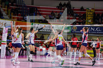 08/03/2023 - Savino del Bene Scandicci players celebrate the victory at the end of the match during Volley Serie A women 2022/23 volleyball match between UYBA Unet E-Work Busto Arsizio and Savino del Bene Scandicci at E-Work Arena, Busto Arsizio, Italy on March 08, 2023 - E-WORK BUSTO ARSIZIO VS SAVINO DEL BENE SCANDICCI - SERIE A1 FEMMINILE - VOLLEY