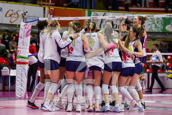 2023-03-08 - Savino del Bene Scandicci players celebrate the victory at the end of the match during Volley Serie A women 2022/23 volleyball match between UYBA Unet E-Work Busto Arsizio and Savino del Bene Scandicci at E-Work Arena, Busto Arsizio, Italy on March 08, 2023 - E-WORK BUSTO ARSIZIO VS SAVINO DEL BENE SCANDICCI - SERIE A1 WOMEN - VOLLEYBALL