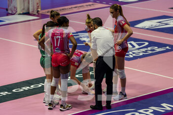 18/03/2023 - Head Coach Marco Gaspari with players of Vero Volley Milano during timeout - VERO VOLLEY MILANO VS CUNEO GRANDA VOLLEY - SERIE A1 FEMMINILE - VOLLEY