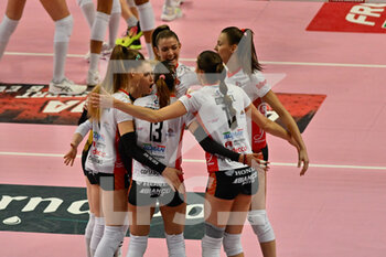 2023-04-01 - Team Cuneo celebrates after scoring a point - CUNEO GRANDA VOLLEY VS E-WORK BUSTO ARSIZIO - SERIE A1 WOMEN - VOLLEYBALL