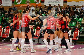 2023-04-01 - team Busto celebrates after scoring a point - CUNEO GRANDA VOLLEY VS E-WORK BUSTO ARSIZIO - SERIE A1 WOMEN - VOLLEYBALL