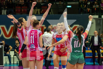 2023-04-01 - Players of Vero Volley Milano celebrate after scoring a match point - VERO VOLLEY MILANO VS IL BISONTE FIRENZE - SERIE A1 WOMEN - VOLLEYBALL