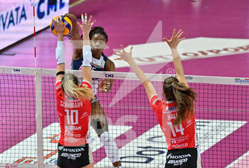 2023-04-19 - Sylvia
Nwakalor (Il Bisonte Firenze) - Greta Szakmary (Cuneo) - Anna Hall (Cuneo) - PLAY OFF CHALLENGE - CUNEO GRANDA S.BERNARDO VS IL BISONTE FIRENZE - SERIE A1 WOMEN - VOLLEYBALL