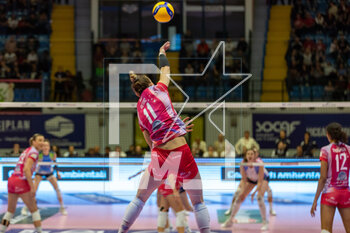 2023-04-23 - Edina Begic (Vero Volley Milano) at service - PLAYOFF - VERO VOLLEY MILANO VS  TRASPORTI PESANTI CASALMAGGIORE - SERIE A1 WOMEN - VOLLEYBALL