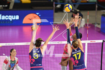 2023-04-27 - Miriam Sylla (Vero Volley Milano) spike vs Antropova and Belien block (Savino del Bene Scandicci) - PLAY OFF - SEMIFINAL - SAVINO DEL BENE SCANDICCI  VS VERO VOLLEY MILANO - SERIE A1 WOMEN - VOLLEYBALL