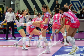 2023-04-30 - Players of Vero Volley Milano celebrate after scoring a set point - PLAY OFF - SEMIFINAL - VERO VOLLEY MILANO VS SAVINO DEL BENE SCANDICCI - SERIE A1 WOMEN - VOLLEYBALL