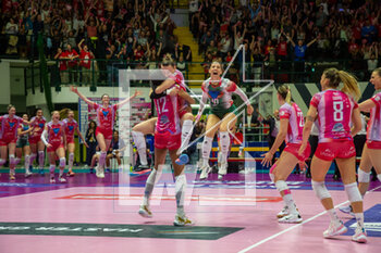 2023-04-30 - Players of Vero Volley Milano celebrate after scoring a match point - PLAY OFF - SEMIFINAL - VERO VOLLEY MILANO VS SAVINO DEL BENE SCANDICCI - SERIE A1 WOMEN - VOLLEYBALL