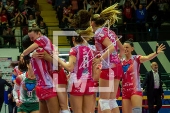 2023-04-30 - Players of Vero Volley Milano celebrate after scoring a match point - PLAY OFF - SEMIFINAL - VERO VOLLEY MILANO VS SAVINO DEL BENE SCANDICCI - SERIE A1 WOMEN - VOLLEYBALL