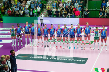 2023-05-06 - Vero Volley Milano's players during national anthem - PLAY OFF - FINAL -  PROSECCO DOC IMOCO CONEGLIANO VS VERO VOLLEY MILANO - SERIE A1 WOMEN - VOLLEYBALL