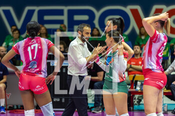 2023-05-09 - Head coach Marco Gaspari and Milano players during time out - PLAY OFF - FINAL - VERO VOLLEY MILANO VS PROSECCO DOC IMOCO CONEGLIANO - SERIE A1 WOMEN - VOLLEYBALL