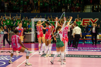 2023-05-09 - Exultation of Myriam Sylla (Vero Volley Milano) and teammates after scoring a match point - PLAY OFF - FINAL - VERO VOLLEY MILANO VS PROSECCO DOC IMOCO CONEGLIANO - SERIE A1 WOMEN - VOLLEYBALL