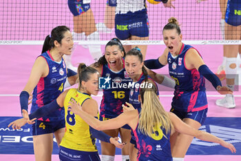 2023-10-08 - Players of Savino Del Bene Scandicci celebrate - SAVINO DEL BENE SCANDICCI VS IL BISONTE FIRENZE - SERIE A1 WOMEN - VOLLEYBALL