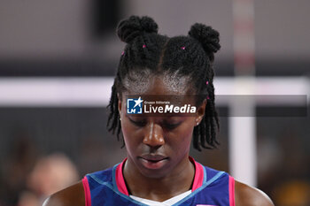 2023-10-08 - Hair details of Linda Nwakalor of Savino Del Bene Scandicci - SAVINO DEL BENE SCANDICCI VS IL BISONTE FIRENZE - SERIE A1 WOMEN - VOLLEYBALL