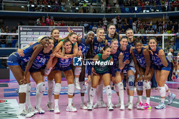 2023-10-08 - Players of Vero Volley Milano celebrate after scoring a match point - ALLIANZ VV MILANO VS UYBA VOLLEY BUSTO ARSIZIO - SERIE A1 WOMEN - VOLLEYBALL