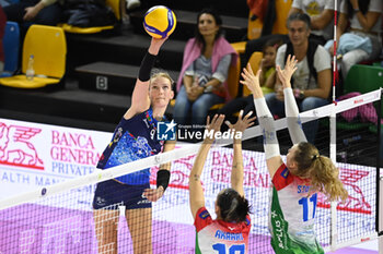 2023-10-15 - Lina Alsmeier (Il Bisonte Firenze) spike against Maja Storck and Akrari block (Pinerolo) - IL BISONTE FIRENZE VS WASH4GREEN PINEROLO - SERIE A1 WOMEN - VOLLEYBALL