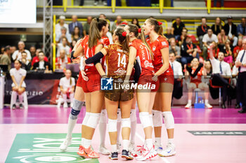 2023-10-15 - Uyba Volley Busto Arsizio celebrate the victory - UYBA VOLLEY BUSTO ARSIZIO VS SAVINO DEL BENE SCANDICCI - SERIE A1 WOMEN - VOLLEYBALL