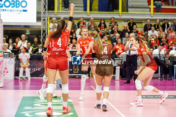 2023-10-15 - Uyba Volley Busto Arsizio celebrate the point - UYBA VOLLEY BUSTO ARSIZIO VS SAVINO DEL BENE SCANDICCI - SERIE A1 WOMEN - VOLLEYBALL