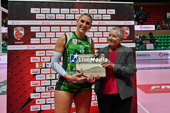 2023-10-21 - Camilla Mingardi (Vallefoglia) MVP on the match and Mayor Cuneo Patrizia Manassero - CUNEO GRANDA VOLLEY VS MEGABOX OND. SAVIO VALLEFOGLIA - SERIE A1 WOMEN - VOLLEYBALL