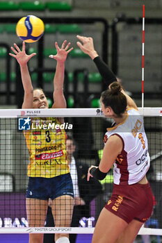 2023-11-22 - Spike of Bici Erblira ( Roma Volley Club ) against Robinson Cook Kelsey ( Prosecco Doc Imoco Conegliano ) - PROSECCO DOC IMOCO CONEGLIANO VS ROMA VOLLEY CLUB - SERIE A1 WOMEN - VOLLEYBALL