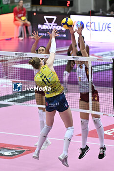 2023-11-22 - Spike of Isabelle Haak ( Prosecco Doc Imoco Conegliano ) - PROSECCO DOC IMOCO CONEGLIANO VS ROMA VOLLEY CLUB - SERIE A1 WOMEN - VOLLEYBALL