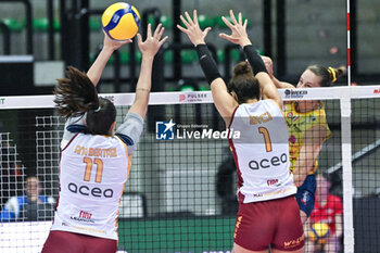 2023-11-22 - Spike of Robinson Cook Kelsey ( Prosecco Doc Imoco Conegliano ) - PROSECCO DOC IMOCO CONEGLIANO VS ROMA VOLLEY CLUB - SERIE A1 WOMEN - VOLLEYBALL