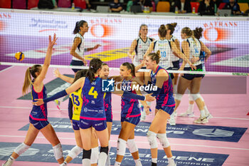 2023-10-29 - Savino Del Bene Scandicci players celebrate - SAVINO DEL BENE SCANDICCI VS TRASPORTIPESANTI CASALMAGGIORE - SERIE A1 WOMEN - VOLLEYBALL