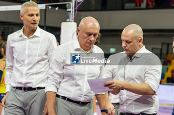 2023-10-29 - Massimo Barbolini (head coach of Savino Del Bene Scandicci) and SANDOR GYULA Kantor (second coach of Savino Del Bene Scandicci) - SAVINO DEL BENE SCANDICCI VS TRASPORTIPESANTI CASALMAGGIORE - SERIE A1 WOMEN - VOLLEYBALL