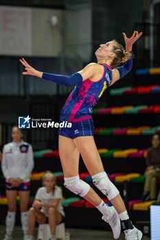 2023-10-29 - Ekaterina Antropova (Savino Del Bene Scandicci) at service - SAVINO DEL BENE SCANDICCI VS TRASPORTIPESANTI CASALMAGGIORE - SERIE A1 WOMEN - VOLLEYBALL