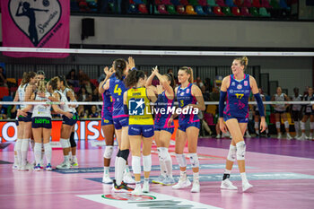 2023-10-29 - Savino Del Bene Scandicci players celebrate - SAVINO DEL BENE SCANDICCI VS TRASPORTIPESANTI CASALMAGGIORE - SERIE A1 WOMEN - VOLLEYBALL