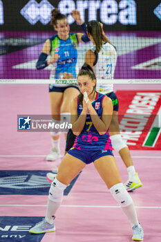 2023-10-29 - Isabella Di Iulio (Savino Del Bene Scandicci) reaction - SAVINO DEL BENE SCANDICCI VS TRASPORTIPESANTI CASALMAGGIORE - SERIE A1 WOMEN - VOLLEYBALL