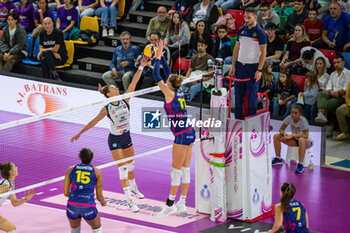 2023-10-29 - Attack of Elena Perinelli (Trasportipesanti Casalmaggiore) vs the block of Ekaterina Antropova (Savino Del Bene Scandicci) - SAVINO DEL BENE SCANDICCI VS TRASPORTIPESANTI CASALMAGGIORE - SERIE A1 WOMEN - VOLLEYBALL