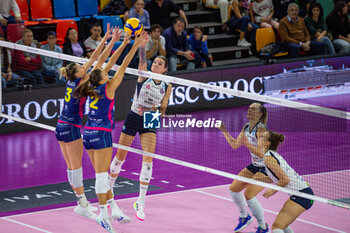 2023-10-29 - Malwina Smarzek (Trasportipesanti Casalmaggiore) attack - SAVINO DEL BENE SCANDICCI VS TRASPORTIPESANTI CASALMAGGIORE - SERIE A1 WOMEN - VOLLEYBALL