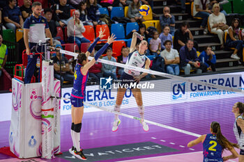 2023-10-29 - Malwina Smarzek (Trasportipesanti Casalmaggiore) over the block of Ting Zhu (Savino Del Bene Scandicci) - SAVINO DEL BENE SCANDICCI VS TRASPORTIPESANTI CASALMAGGIORE - SERIE A1 WOMEN - VOLLEYBALL