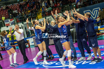 2023-11-22 - Players of Vero Volley Milano celebrate the victory - ALLIANZ VV MILANO VS REALE MUTUA FENERA CHIERI 76 - SERIE A1 WOMEN - VOLLEYBALL