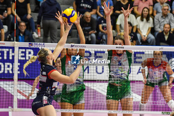 2023-11-04 - Madison Kingdon in action during Volley Serie A1 F match between Reale Mutua Fener Chieri '76 and Wash4green Pinerolo at Palafenera, Chieri (TO) - REALE MUTUA FENERA CHIERI 76 VS WASH4GREEN PINEROLO - SERIE A1 WOMEN - VOLLEYBALL