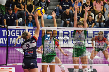 2023-11-04 - Madison Kingdon in action for Chieri during Volley Serie A1 F match between Reale Mutua Fener Chieri '76 and Wash4green Pinerolo at Palafenera, Chieri (TO) - REALE MUTUA FENERA CHIERI 76 VS WASH4GREEN PINEROLO - SERIE A1 WOMEN - VOLLEYBALL