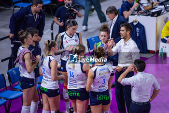 2023-11-05 - Head Coach Marco Musso (Trasportipesanti Casalmaggiore) and players during time out - IL BISONTE FIRENZE VS TRASPORTIPESANTI CASALMAGGIORE - SERIE A1 WOMEN - VOLLEYBALL