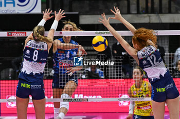2023-11-12 - Spike of Federica Squarcini ( Prosecco Doc Imoco Conegliano ). - PROSECCO DOC IMOCO CONEGLIANO VS IL BISONTE FIRENZE - SERIE A1 WOMEN - VOLLEYBALL